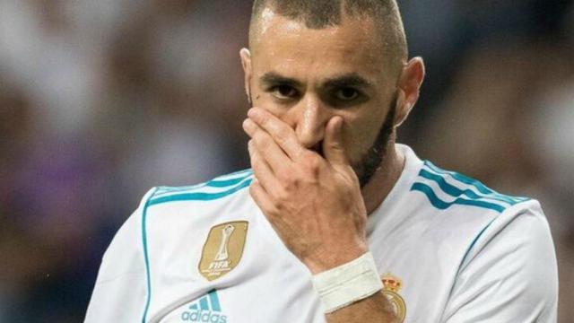 Benzema se tapa la boca. Foto: Pedro Rodríguez / El Bernabéu