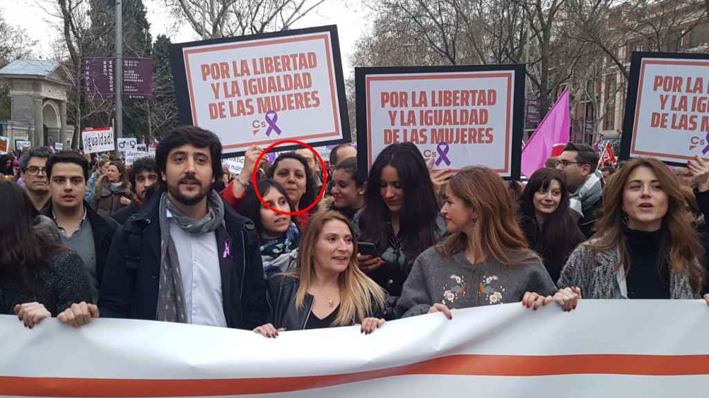 Araceli Sainz, en segunda línea sujetando un cartel junto a Begoña Villacís y otros dirigentes de Cs como Toni Roldán, Patricia Reyes y Esther Ruiz.