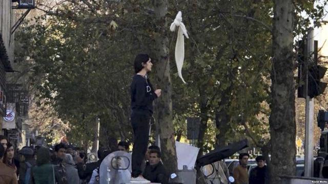 Una de las mujeres que se quitaron el velo en Iran.