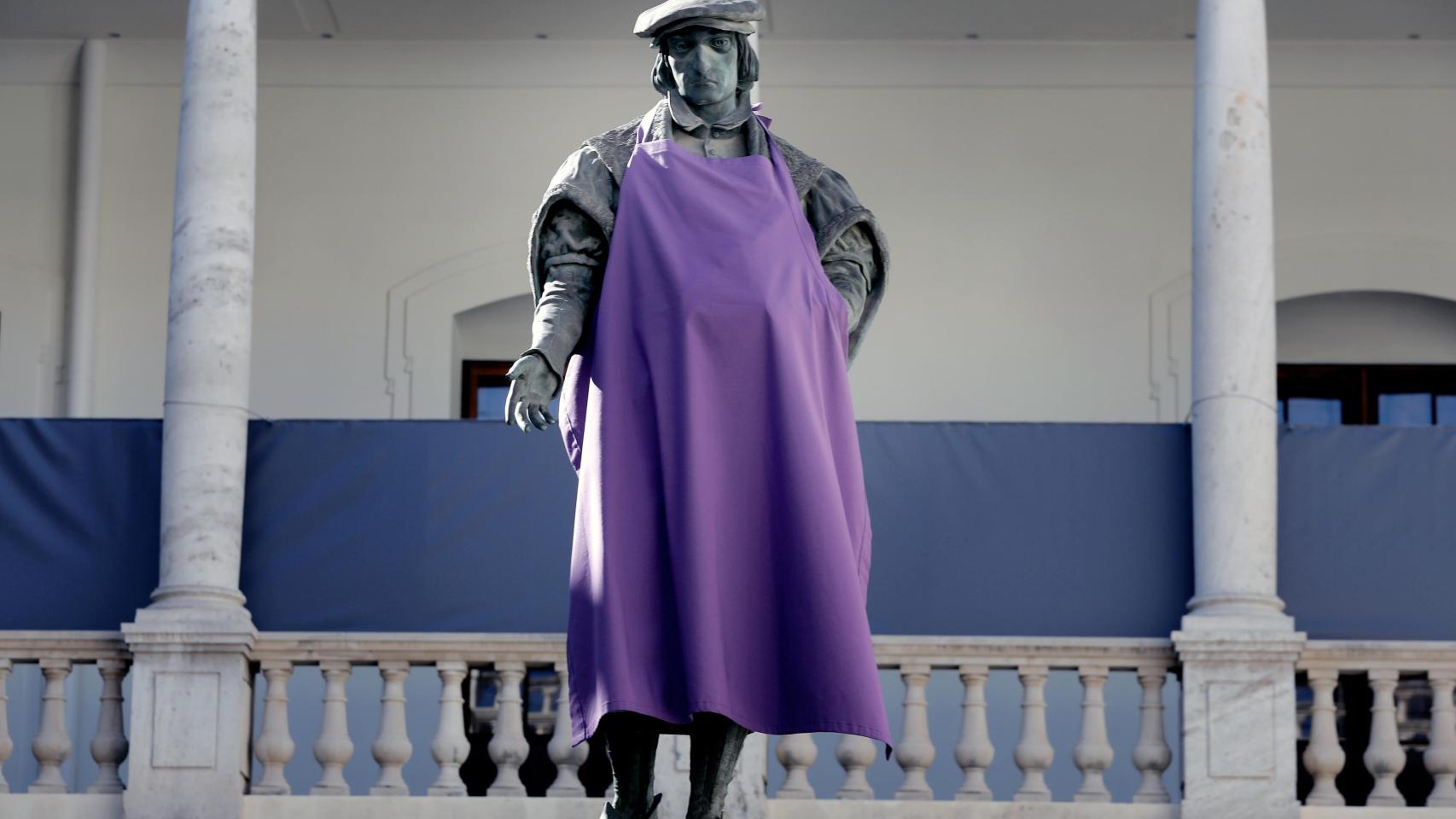 La estatua de Luis Vives, tocada de morado, en el claustro de La Nave, Universidad de Valencia.