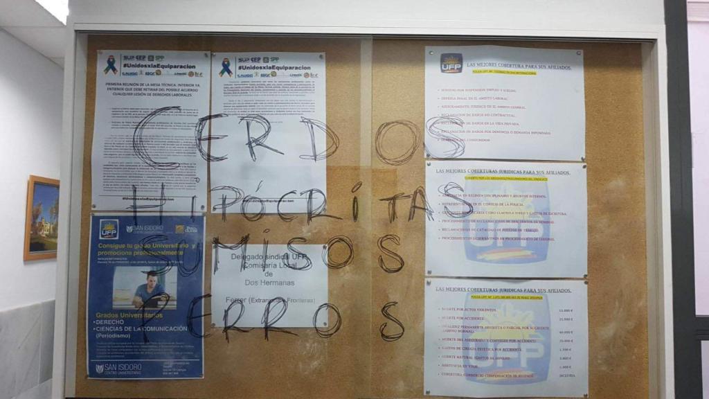 Pintadas insultantes en una comisaría de Policía Nacional contra los sindicatos
