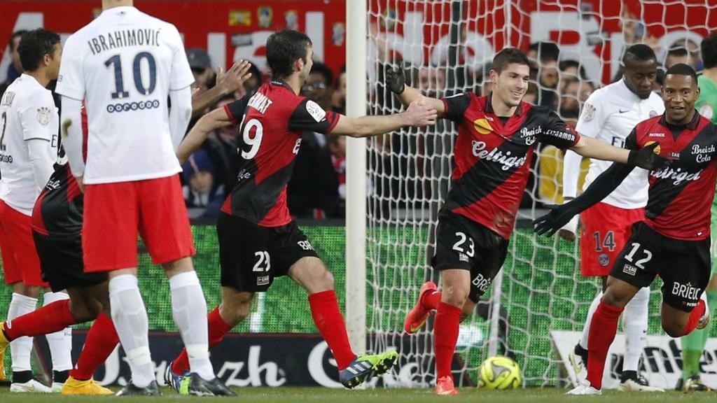 Los jugadores del Guingamp celebran un gol al PSG.