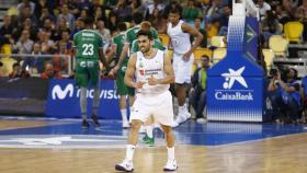 Facundo Campazzo celebra una canasta bien vigilado, de lejos, por Walter Tavares.