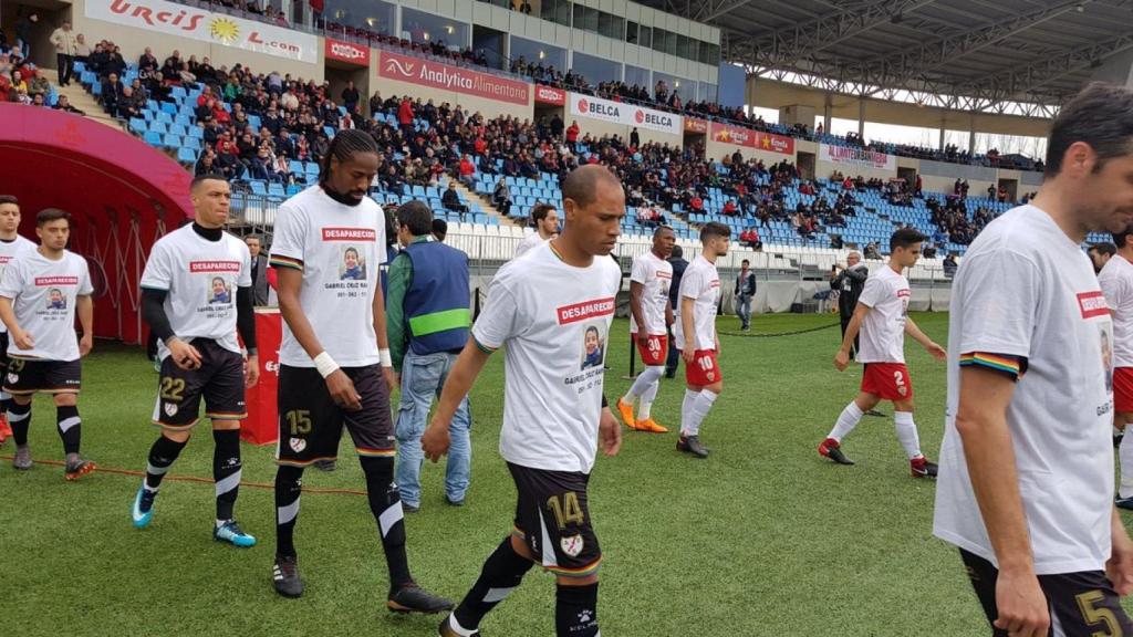 Jugadores del Almería y Rayo en el homenaje a Gabriel Cruz.