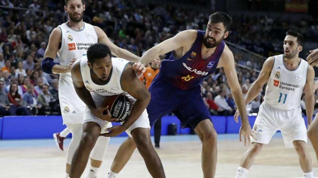 Thompkins ante Oriola en El Clásico. Foto: acb.com