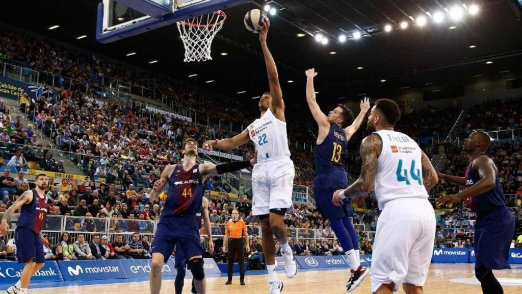 Tavares anotando ante el Barcelona. Foto: acb.com