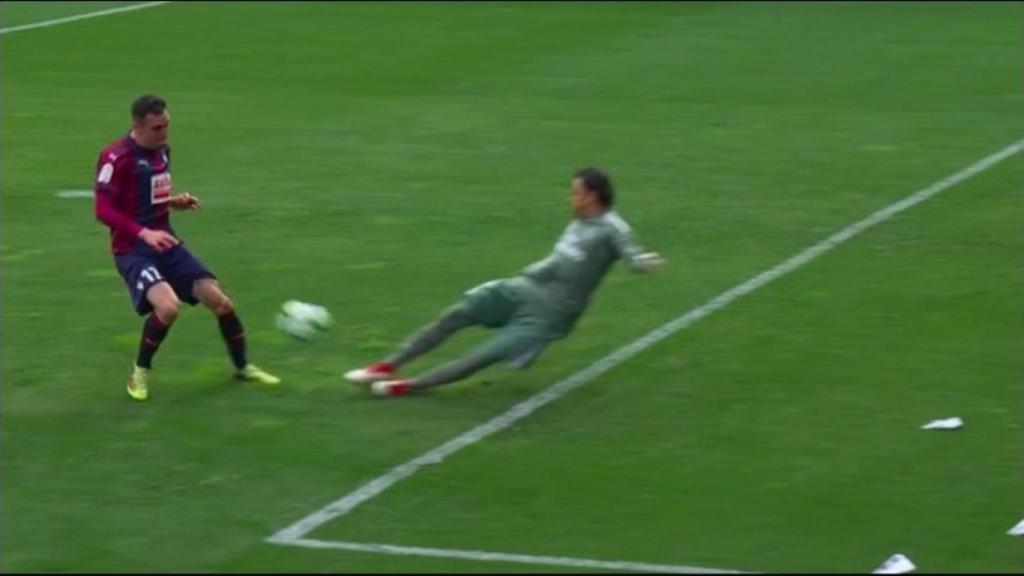 Keylor despeja el balón de la portería del Real Madrid