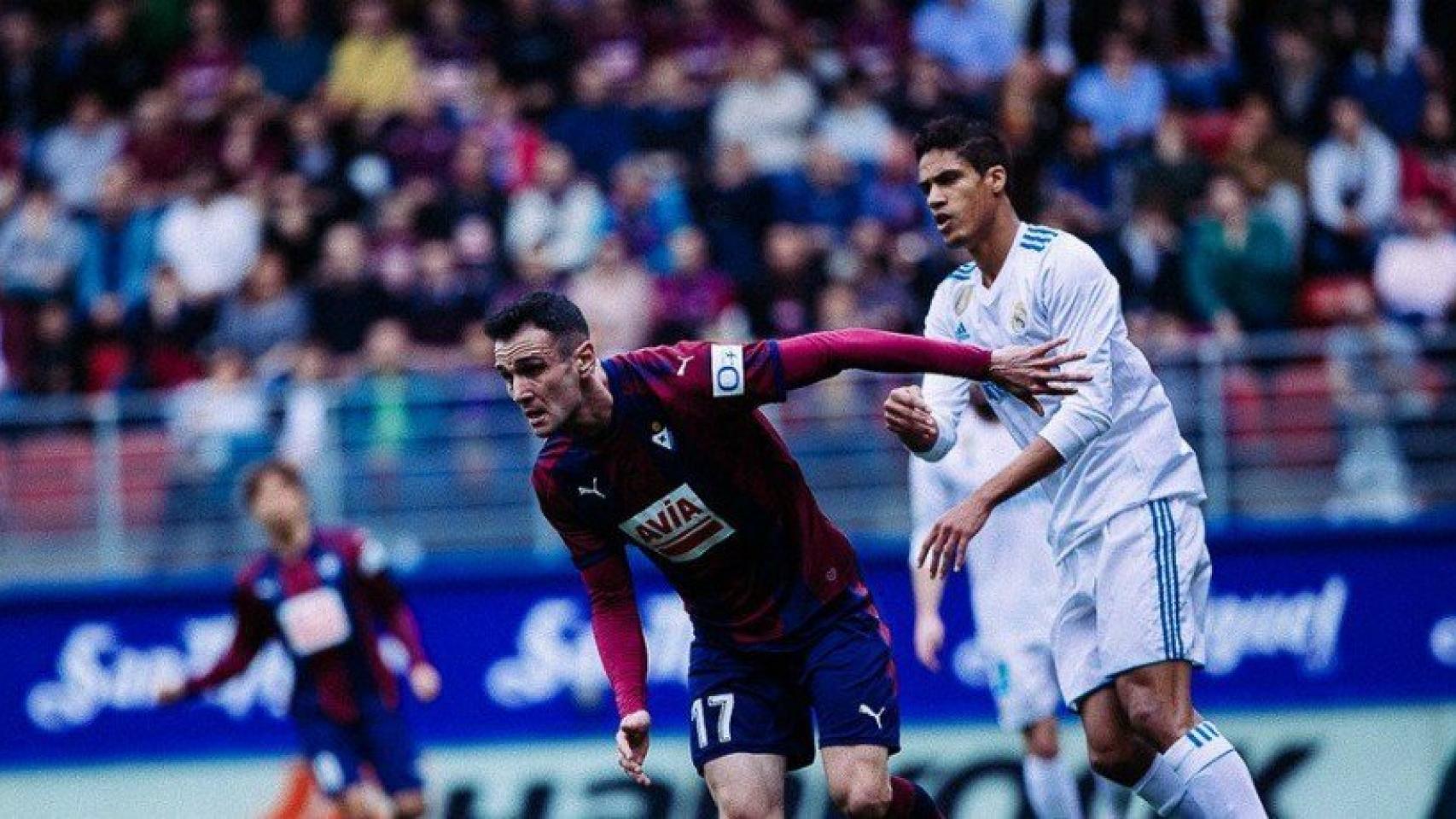 Varane durante el partido ante el Eibar. Foto: Twitter (@SDEibar)