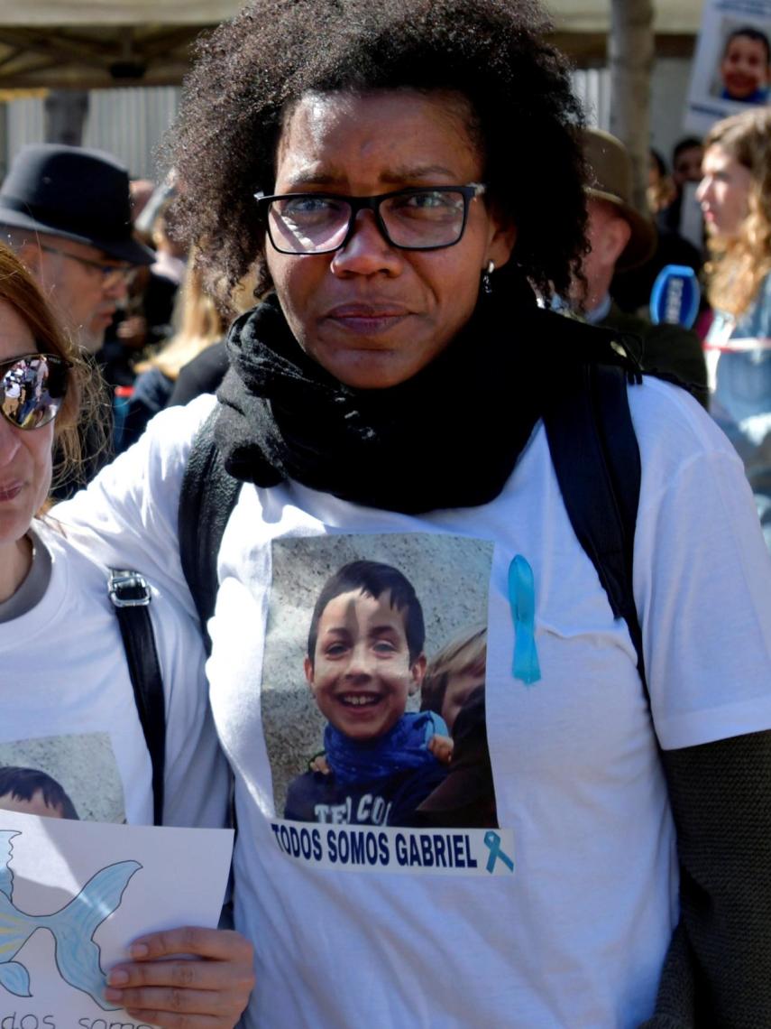 Ana Julia, en una manifestación de estas semanas, con una camiseta con la imagen de Gabriel.