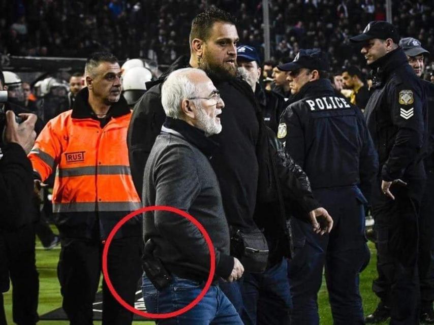 El presidente del PAOK con lo que parece un arma en su cintura.