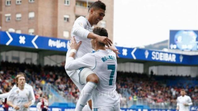 Casemiro abraza a Cristiano