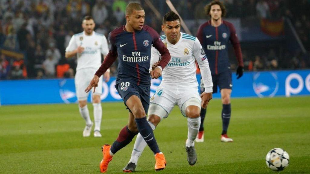 Mbappé contra Casemiro. Foto psg.fr