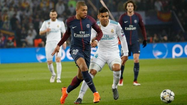 Mbappé contra Casemiro. Foto psg.fr