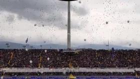 La grada de la Fiorentina le brinda la última despedida a su capitán.