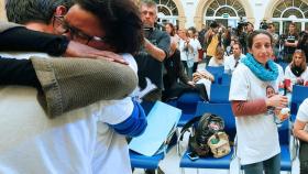 La madre de Gabriel observa el abrazo del padre del niño con Ana, su novia, el pasado viernes.