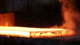 Una plancha de acero incandescente en la siderúrgica. REUTERS/Aaron Josefczyk,