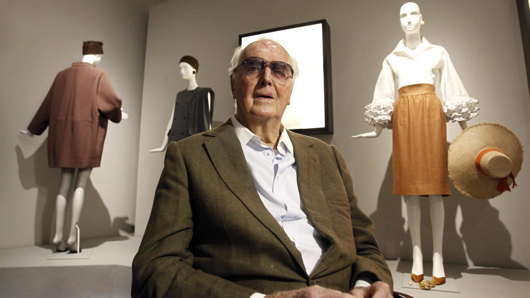 Hubert de Givenchy junto algunos de sus diseños.