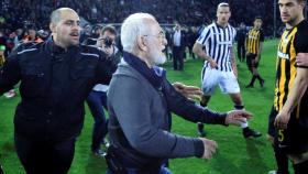 El presidente del PAOK al invadir armado el campo.