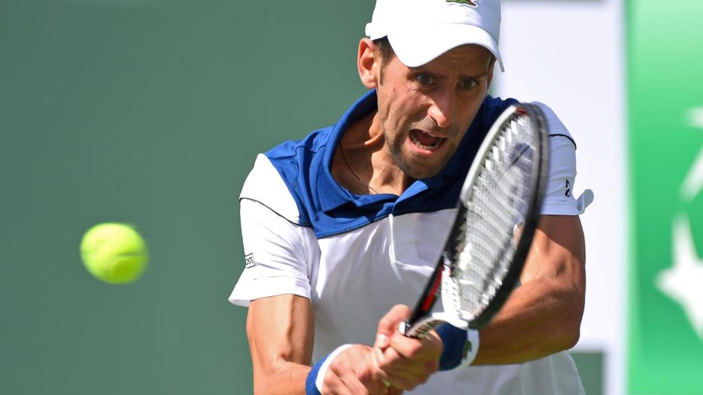 Djokovic, golpeando un revés ante Daniel en Indian Wells.