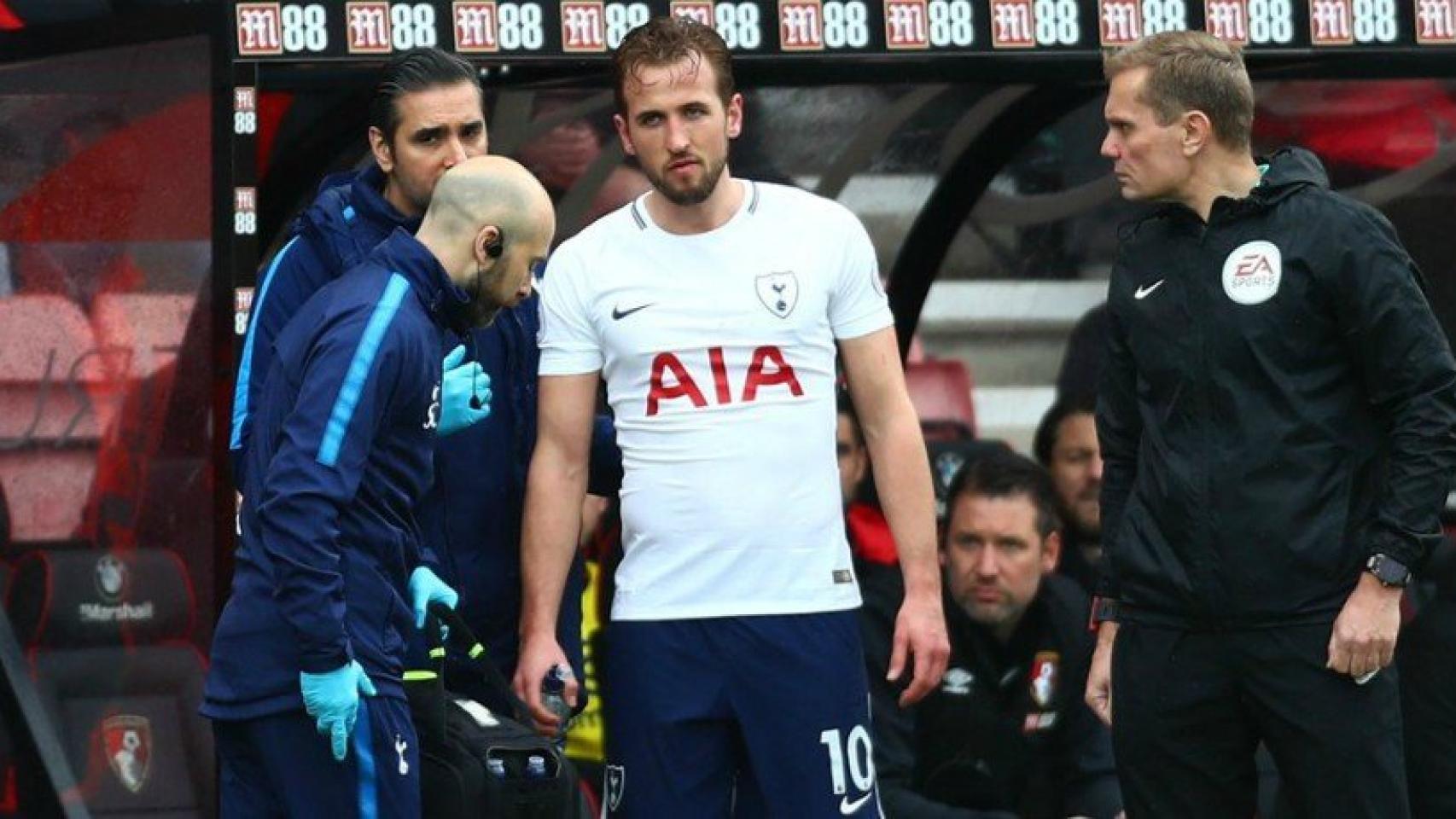 Kane es atendido por los médicos del Tottenham. Foto Twitter (@Spurs_ES)