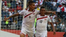 Paolo Guerrero y Christian Cueva celebran un gol con Perú. Foto: fpf.org.pe