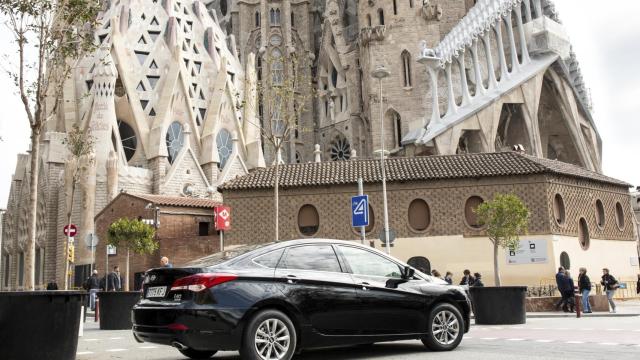 Un coche de Uber en las calles de Barcelona.