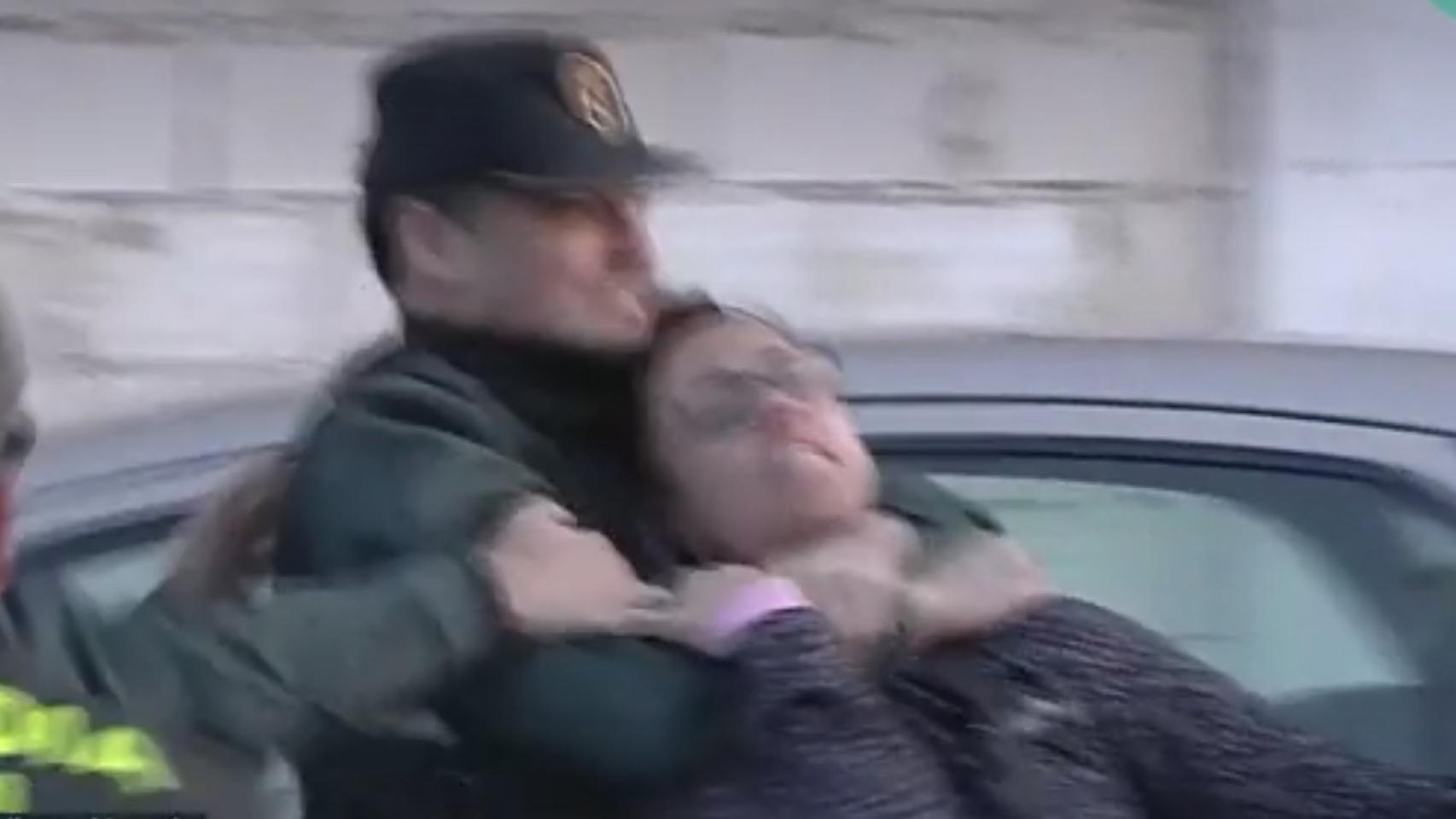 Un agente frena a la mujer que quiso agredir a Ana Julia.