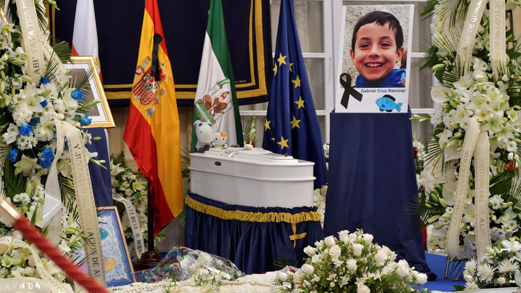 El féretro de Gabriel, en la capilla ardiente instalada en la Diputación de Almería.