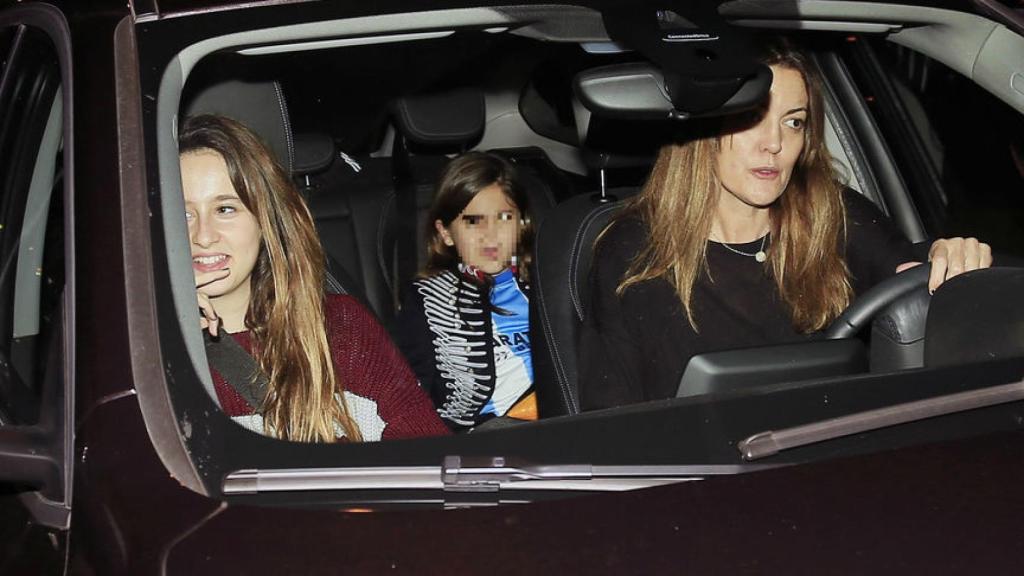 Daniella, en la parte trasera del coche con la camiseta blanquiazul del Málaga.