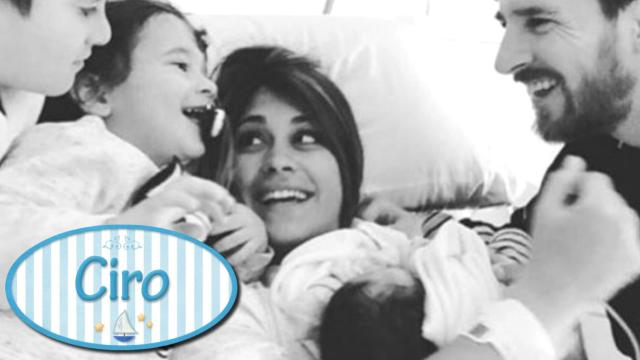 Messi y Antonella, rodeados de sus tres hijos.