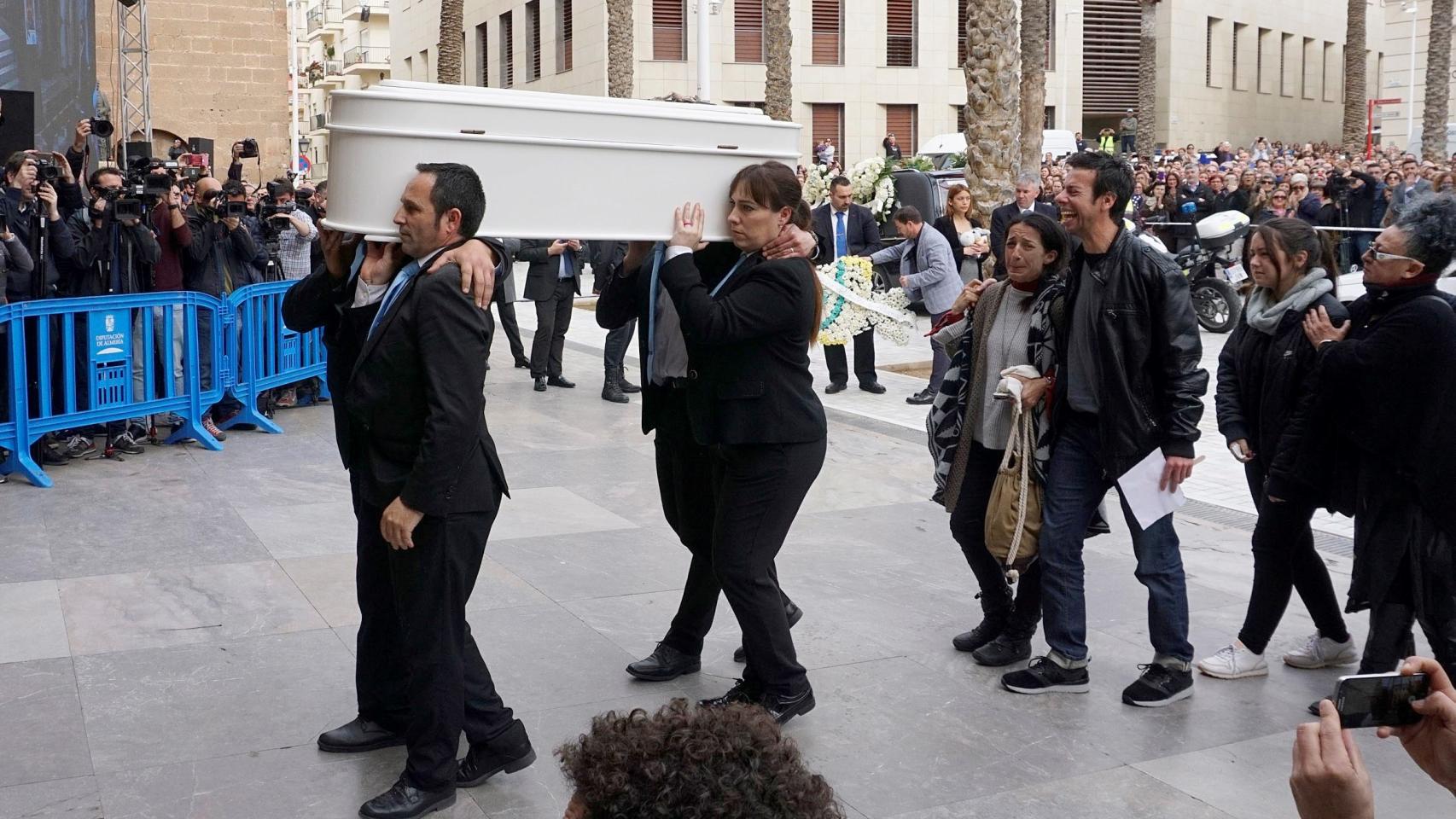 El féretro de Gabriel, con sus padres detrás, en su funeral.