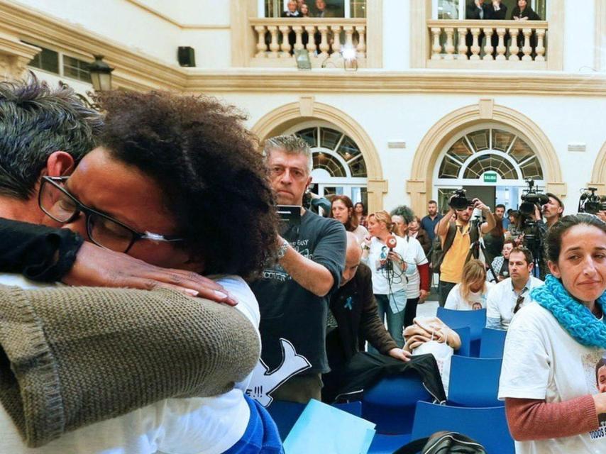 La madre de Gabriel observa el abrazo del padre del niño con Ana, su novia, el pasado viernes.  Efe.