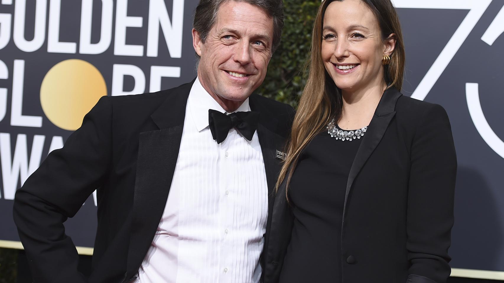 Hugh Grant y Anna Eberstein en los Premios Globos de Oro.