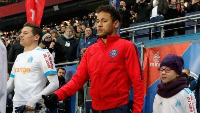 Neymar salta al campo contra el Marsella. Foto psg.fr