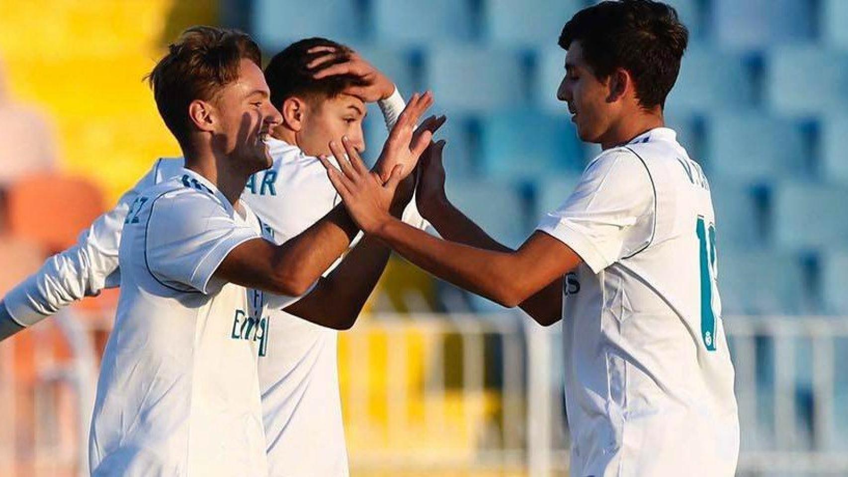 Dani Gómez y Óscar celebran un gol ante el APOEL