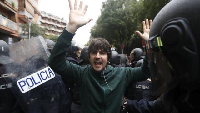 Cordón de la Policía Nacional frente al colegio Ramón Llull de Barcelona.