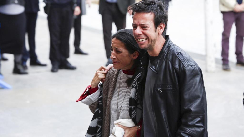 Patricia y Ángel, los padres de Gabriel, en el funeral del niño.