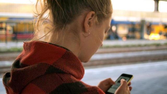 Una mujer utiliza la 'app' de psicología por chat.