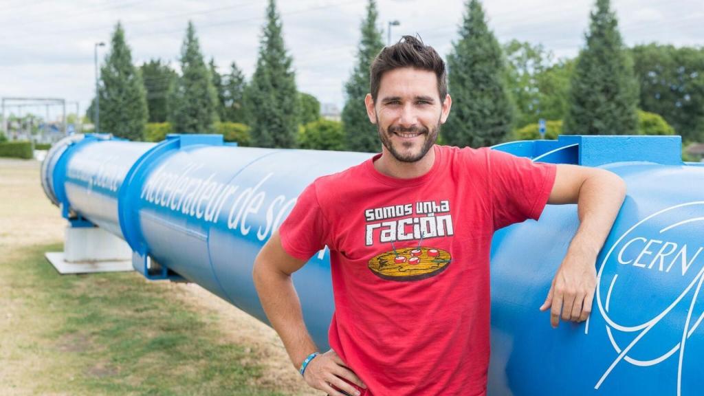 El físico Javier Santaolalla en los exteriores del CERN, en Ginebra (Suiza).