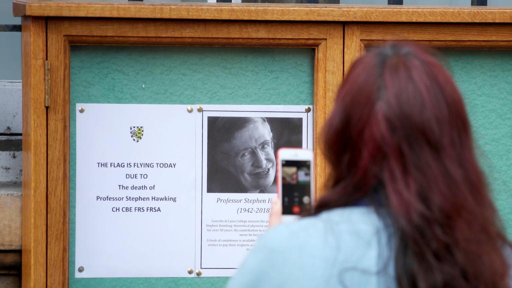 Una estudiante fotografía la necrológica de Stephen Hawking en Cambridge.