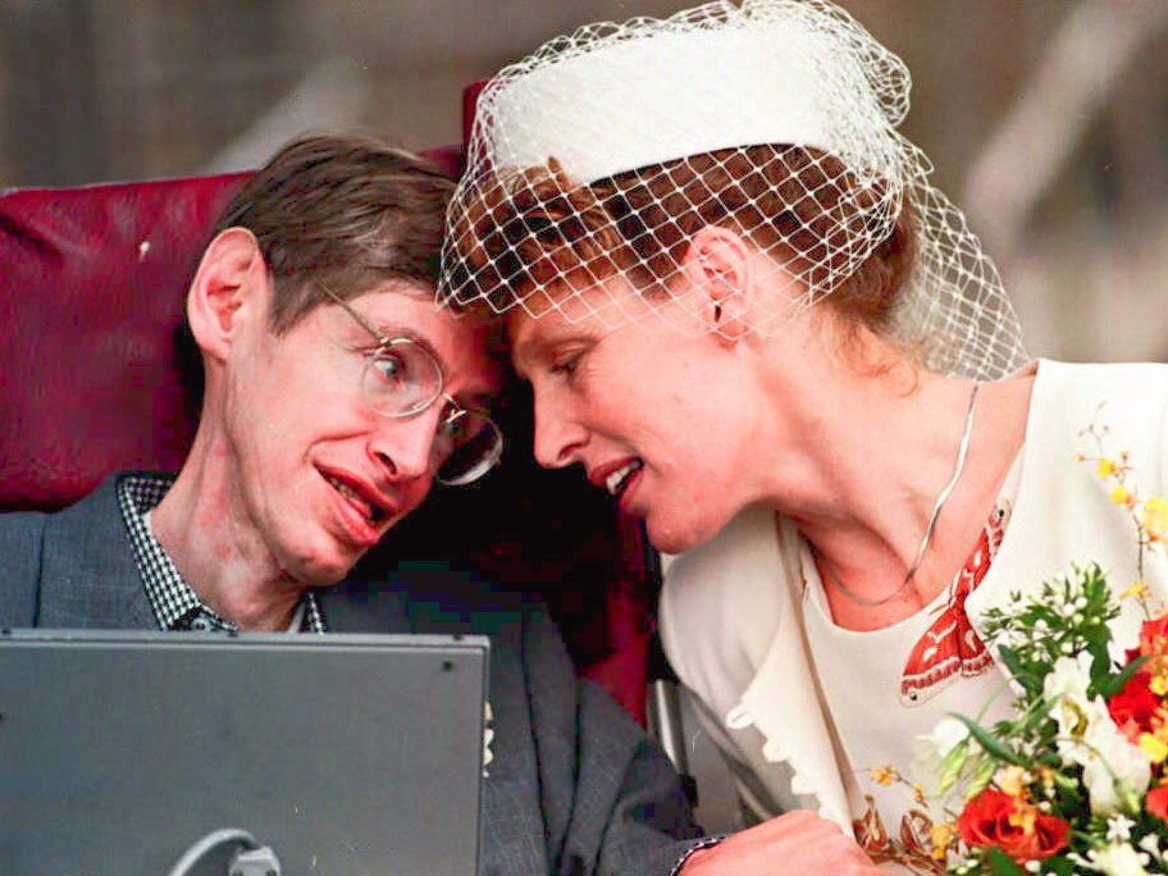 Stephen Hawking, las sombras de un hombre brillante: maltratado por su segunda  esposa