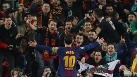 Messi celebra su gol con aficionados del Barcelona.