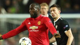 Romelu Lukaku protege un balón ante el rival. Imagen: (manutd.com)