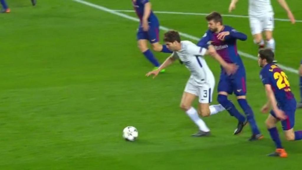 Penalti de Piqué a Marcos Alonso