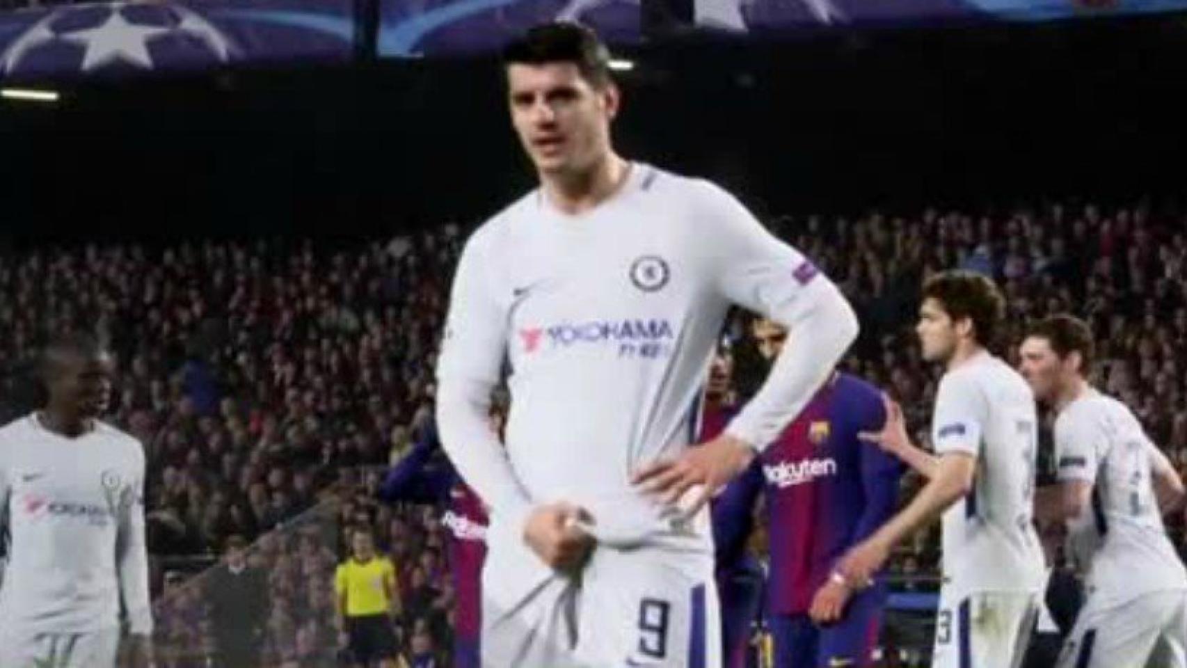 Gesto de Morata a la grada del Camp Nou. Foto: Twitter (@elchiringuitotv)