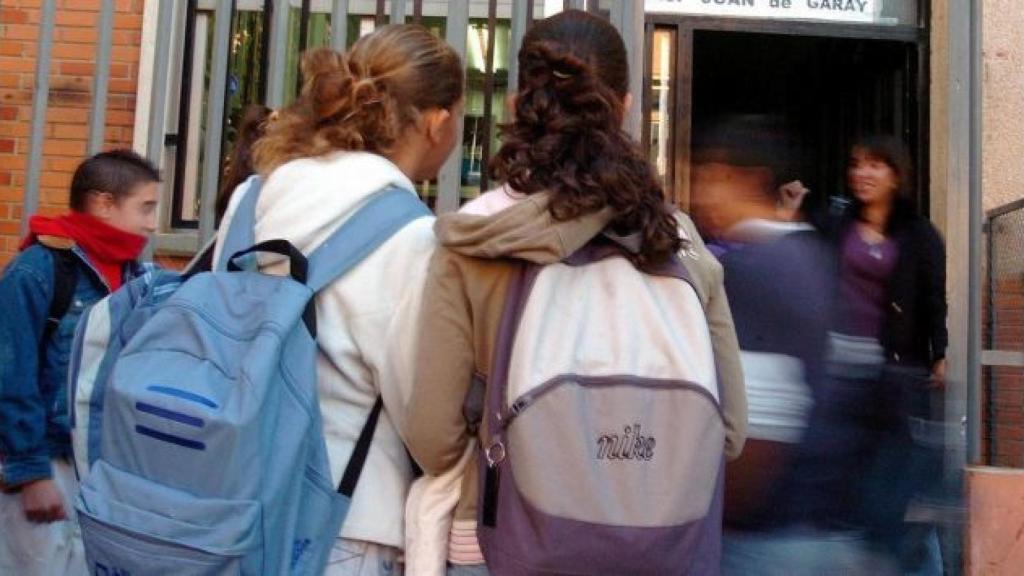 Imagen de recurso de un grupo de escolares accediendo al centro en el que estudian.