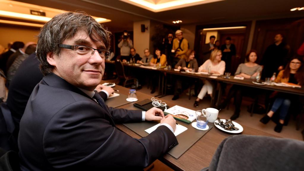 Puigdemont, durante la reunión de JuntsxCat en Bruselas