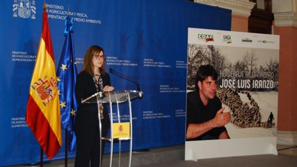 La viuda de José Luis Iranzo, Eva Febrero, durante su discurso en el ministerio de Agricultura.