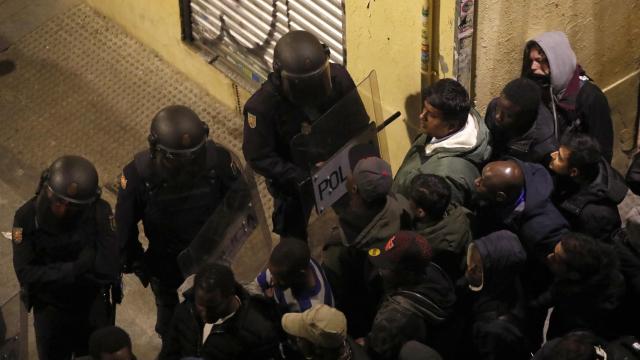 Agentes antidisturbios en Lavapiés