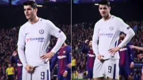 Álvaro Morata se toca sus partes en el Camp Nou.